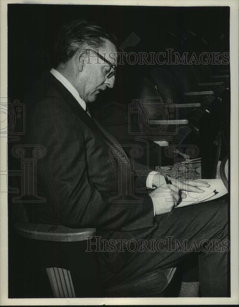1973 Press Photo Henry Ausfeld takes notes at Interstate 88 hearing in New York - Historic Images