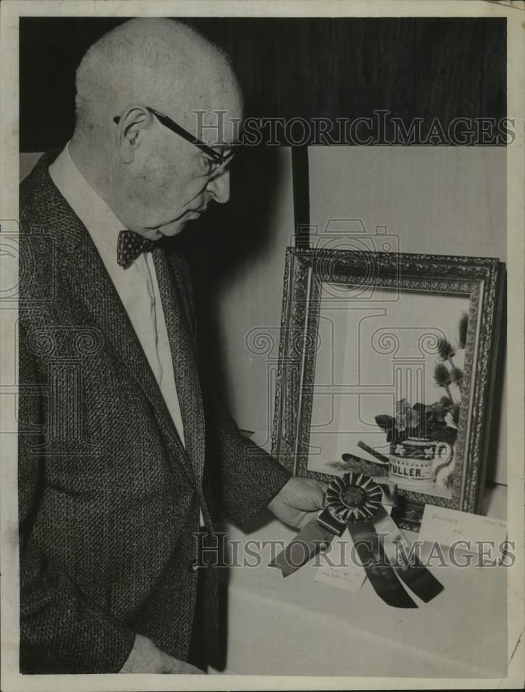 1969 Earl Raymond with blue ribbon artwork at New York art show - Historic Images