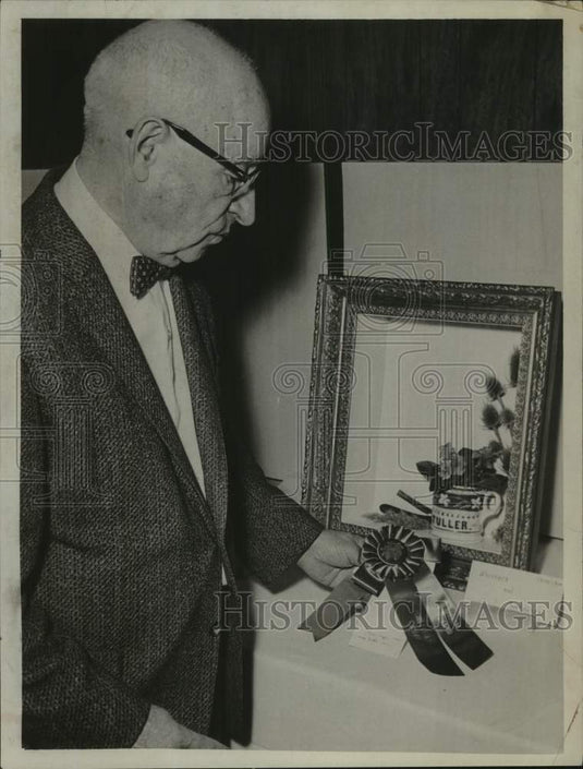 1969 Earl Raymond with blue ribbon artwork at New York art show - Historic Images