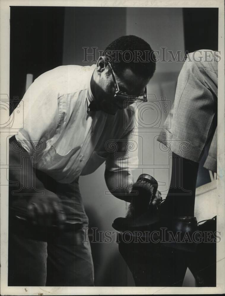 1964 Press Photo Beau Jack shines shoes in New York - tua49513- Historic Images