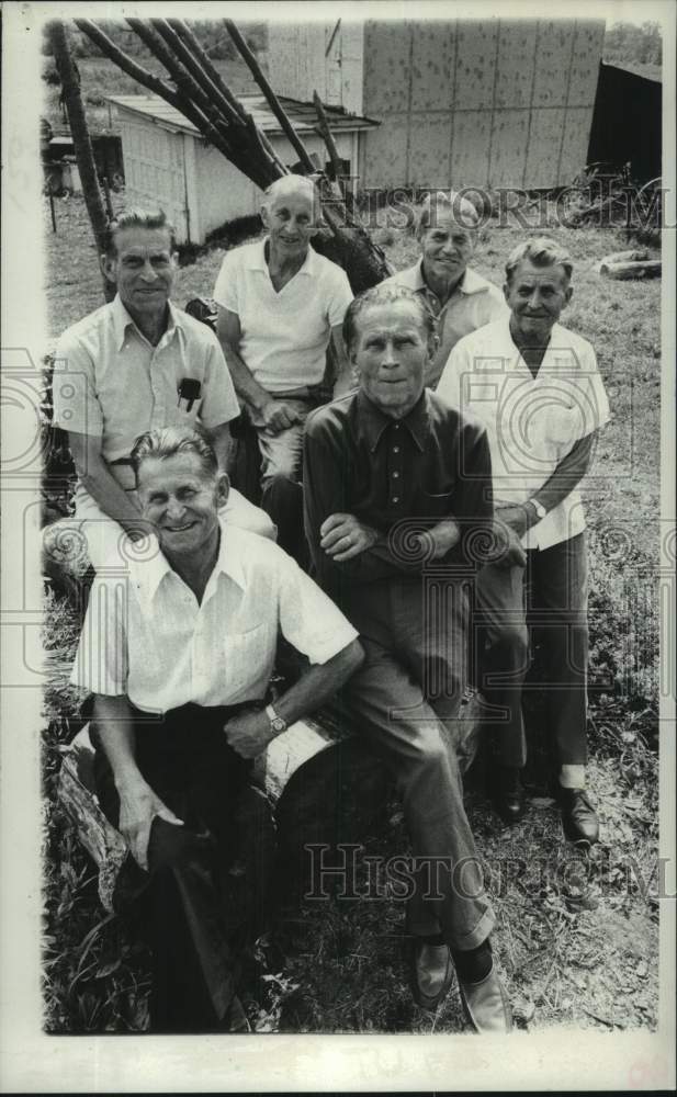 1979 Press Photo Ilves brothers pose on farm in New York - Historic Images