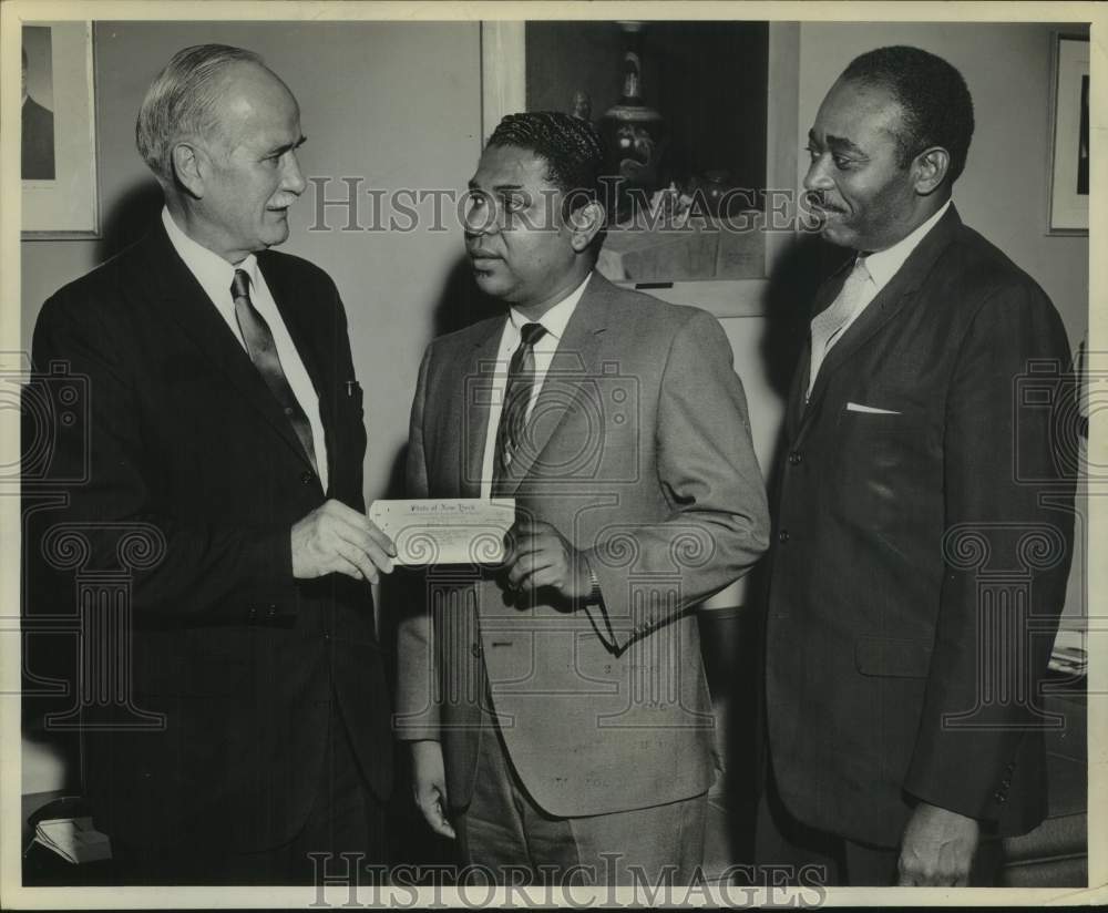 1968 Press Photo Dr. Hollis S. Ingraham with colleagues in New York - Historic Images