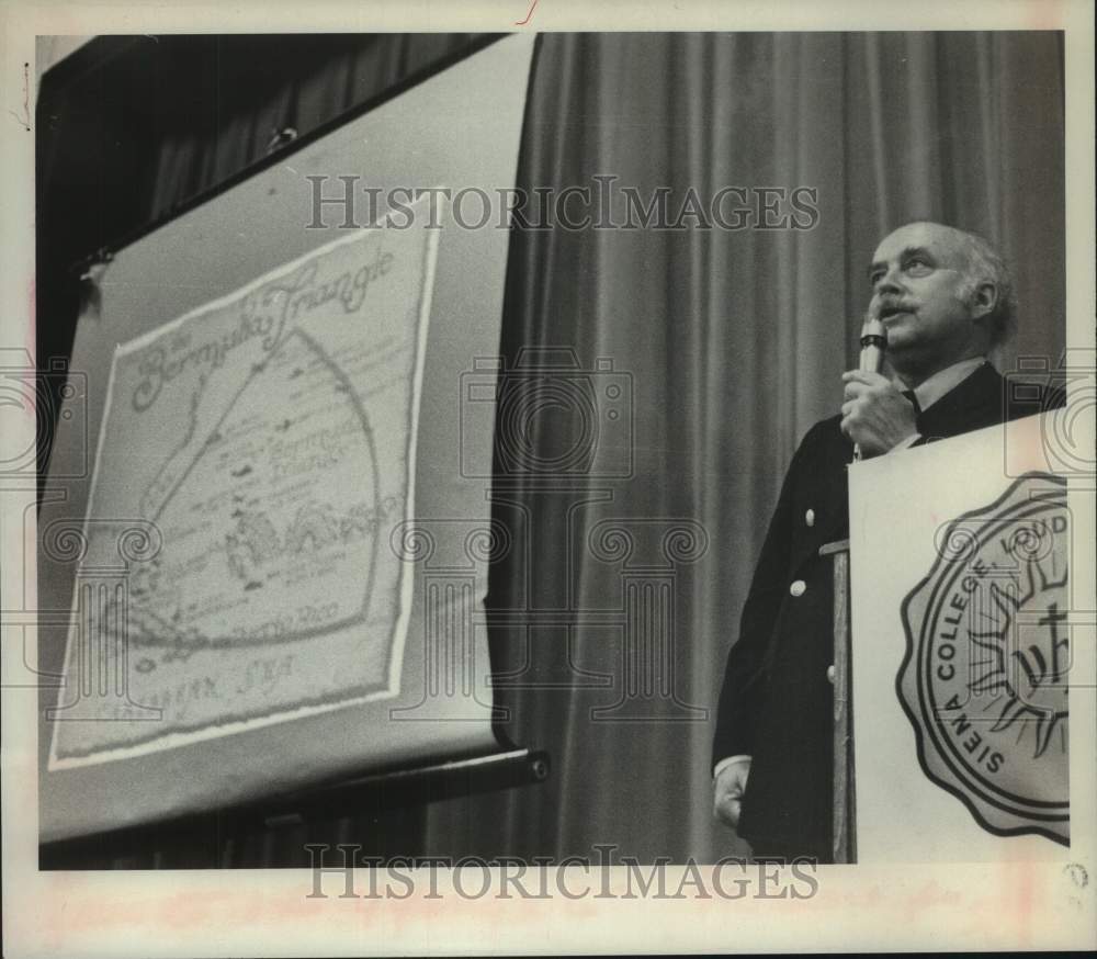 1976 Press Photo Charles Berlitz speaks at Siena College in Albany, New York - Historic Images