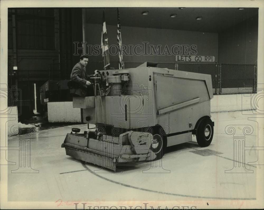 1970 Press Photo Zamboni on ice rink, Rensselaer Polytechnic Institute ...