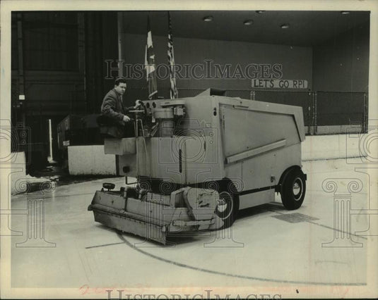 1970 Press Photo Zamboni on ice rink, Rensselaer Polytechnic Institute, New York - Historic Images