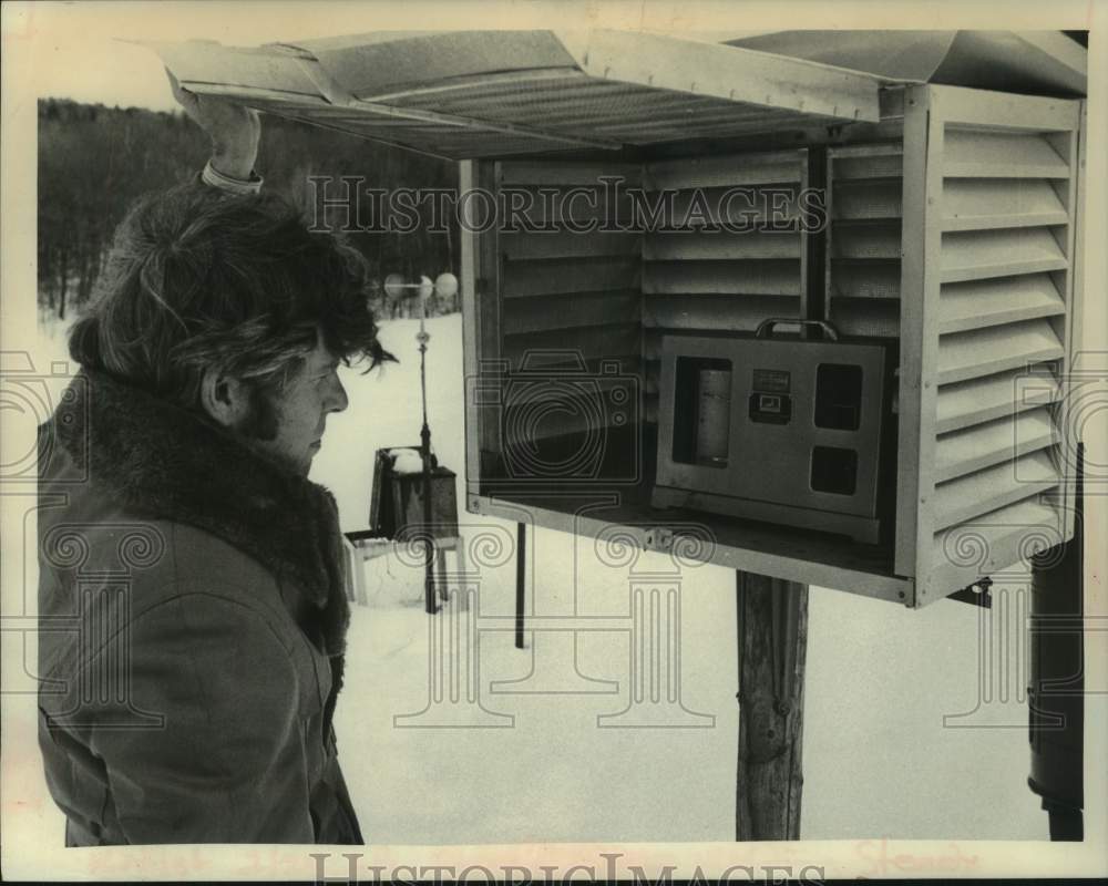 1972 Press Photo Bill Whitaker examines barometer in Lake George, New York - Historic Images