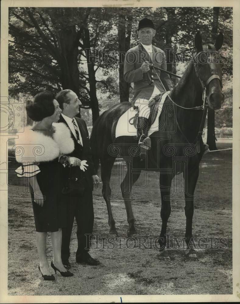 1962 Press Photo Mr. &amp; Mrs. Vincent Battaglia at Saratoga Raceway in New York- Historic Images