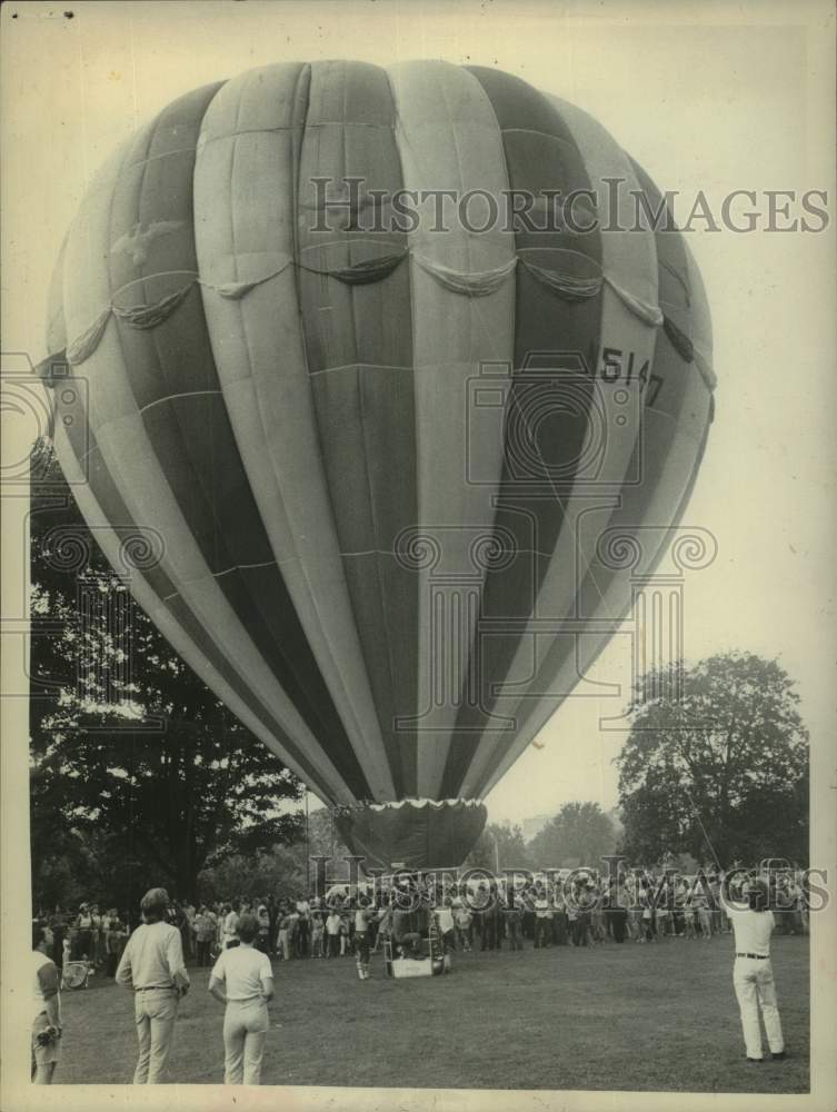 1976 "The America" hot air balloon in New York field - Historic Images