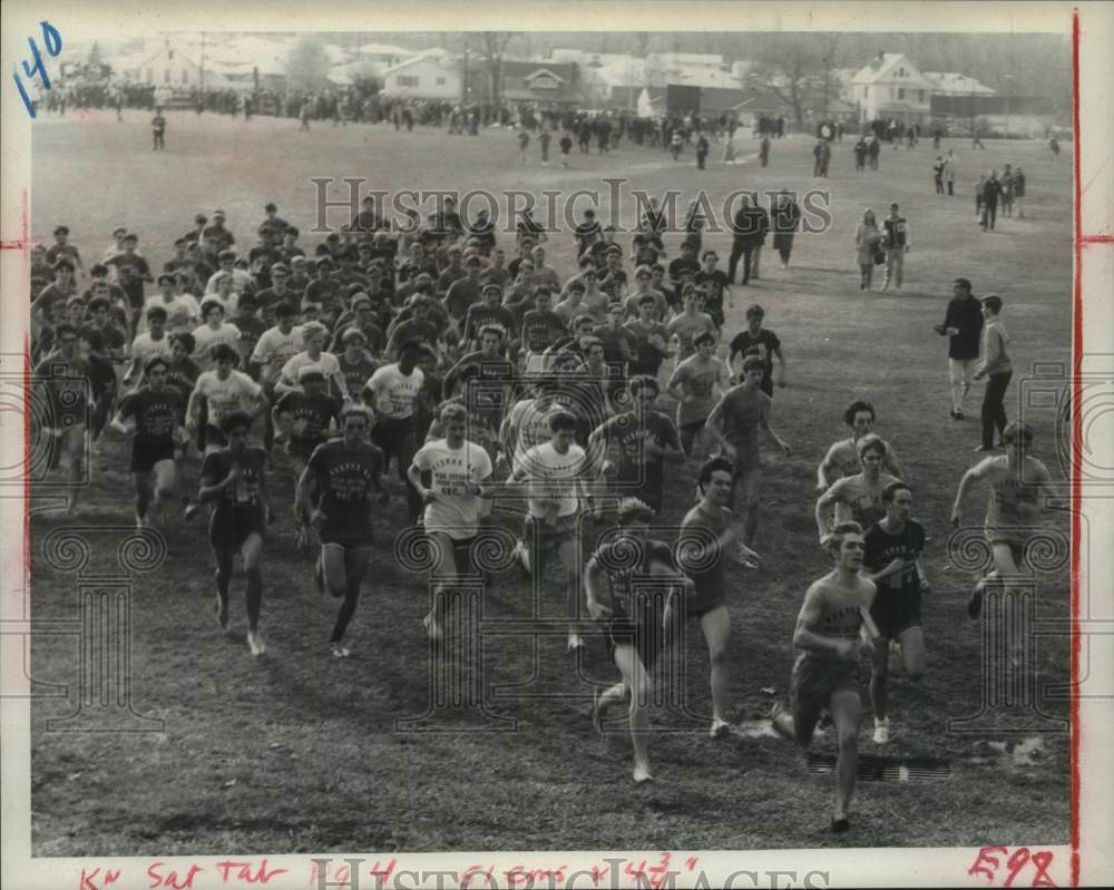 1969 Press Photo Chris Barker runs in cross country race in New York - tua52540- Historic Images