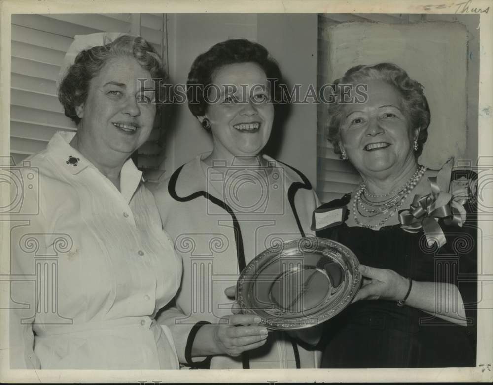 1963 Red Cross volunteer honored at Veterans Hospital in New York - Historic Images