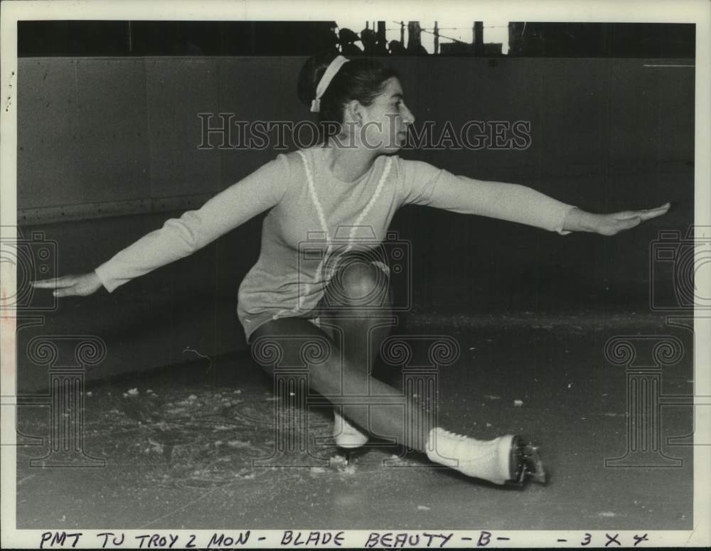 1975 Press Photo Figure skater Patti Beaulac doing a sit spit , Cohoes, New York- Historic Images