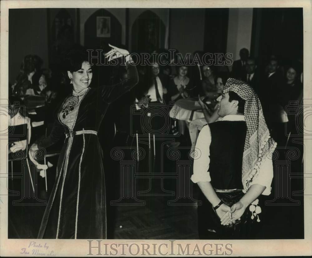 1968 Press Photo Belly dancer Taj Batouk dancing the "Delika" in New York - Historic Images
