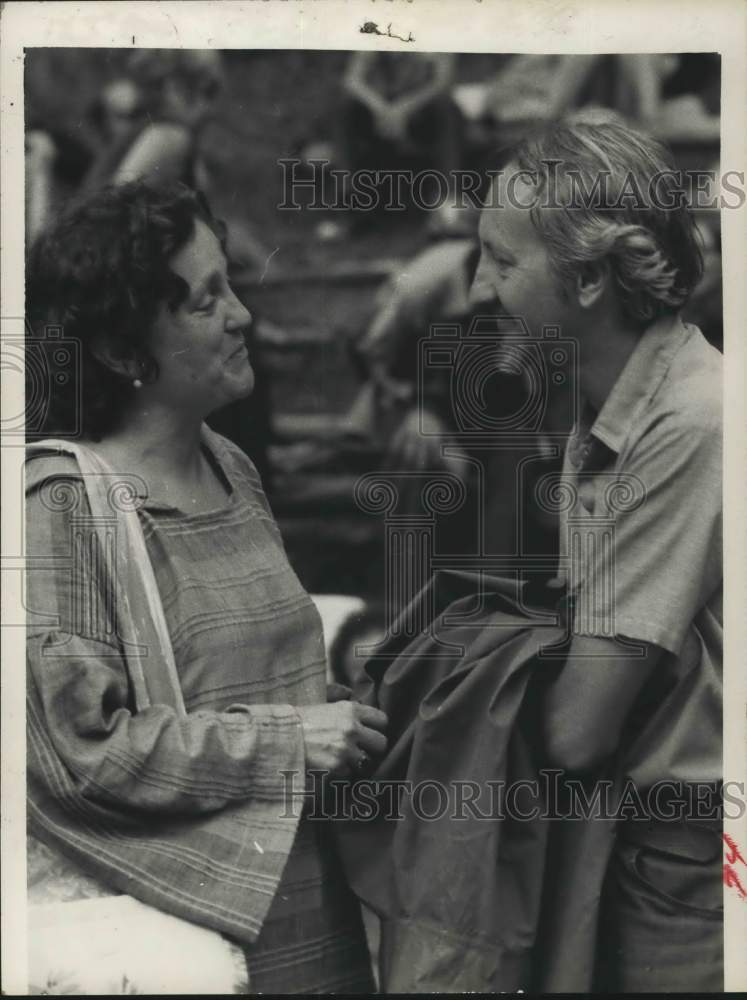 1974 Press Photo Musician Evelyn Beers speaks with man in New York - Historic Images