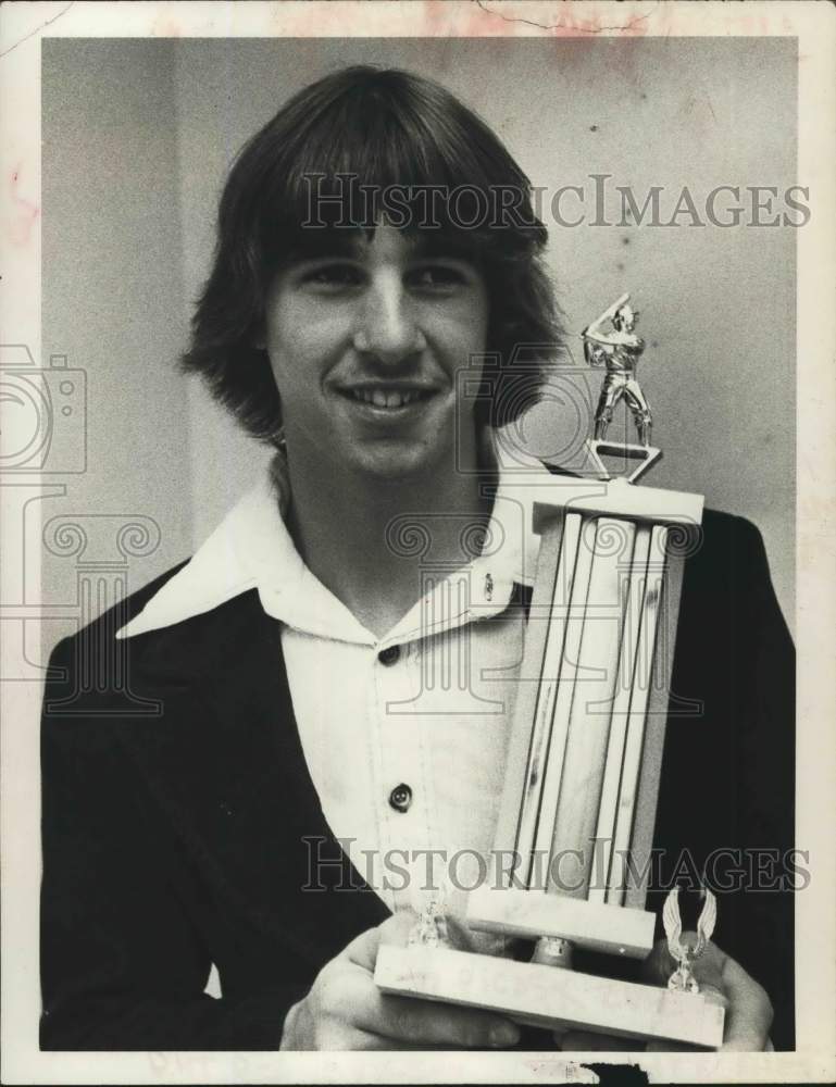 1979 Press Photo Karl Bankoroski poses with baseball trophy in Albany, New York - Historic Images