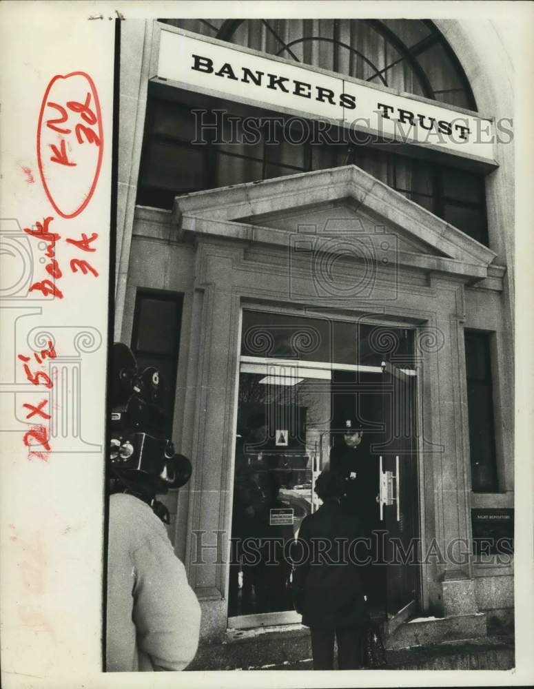 1975 Press Photo Police enter Albany, New York bank branch following robbery - Historic Images