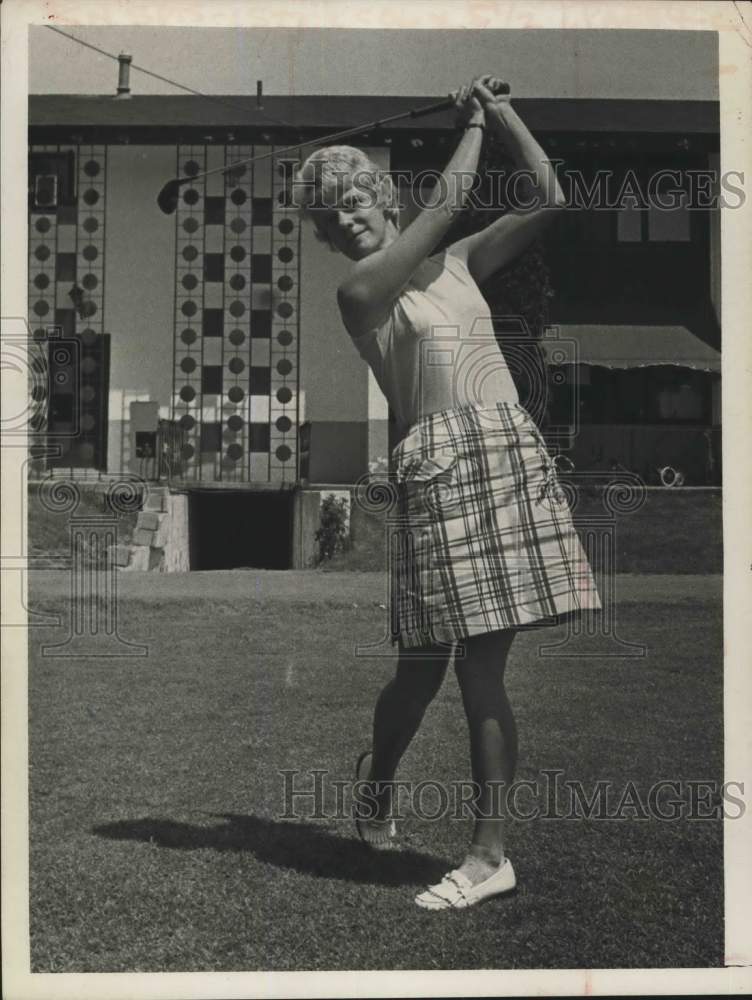 1971 Press Photo Golfer Judy Banker at Schuyler Meadows Country Club in New York - Historic Images