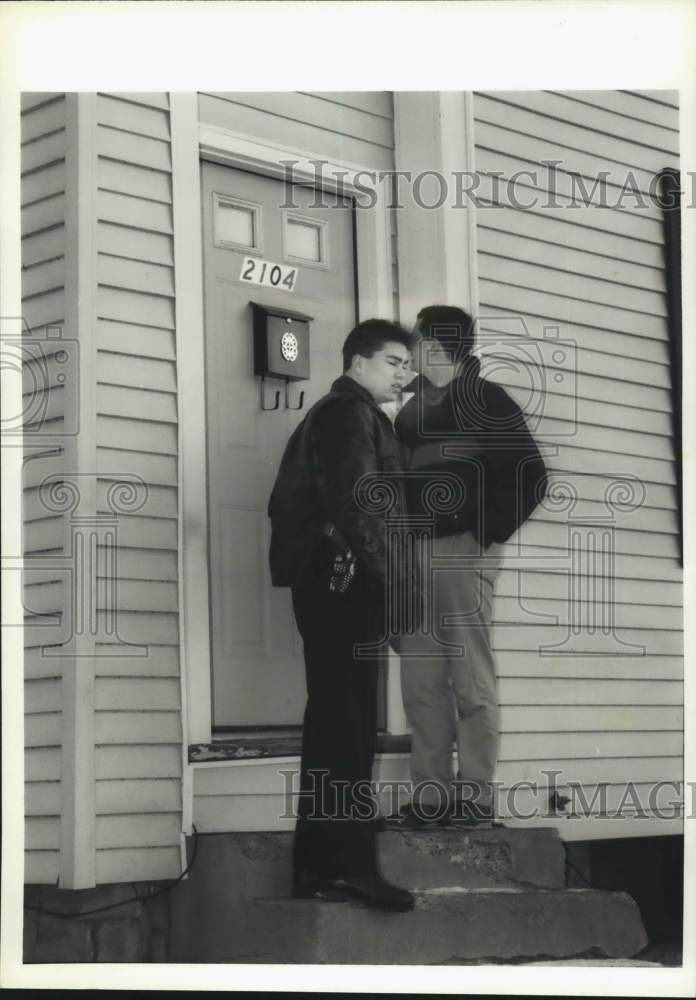 1993 Press Photo Officers canvas Watervliet, New York area for robbery witnesses - Historic Images