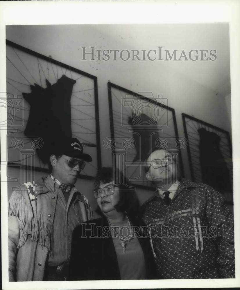 Press Photo Trio admires skin artworks at State University of New York, Albany - Historic Images