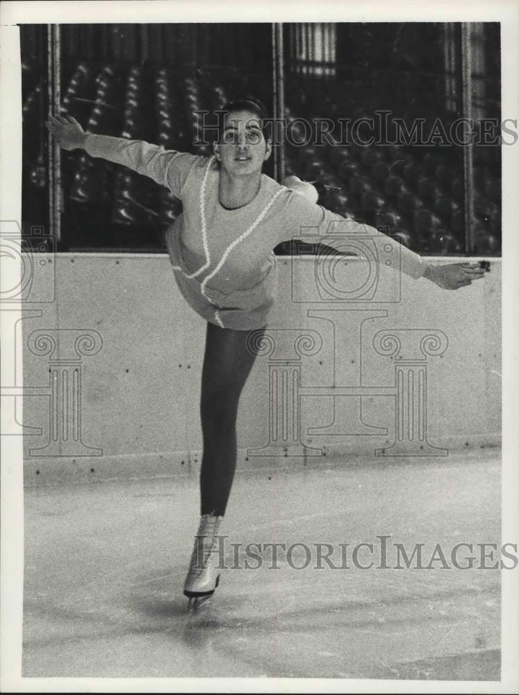 1975 Press Photo Figure skater Patricia Beaulac skating in Cohoes, New York- Historic Images