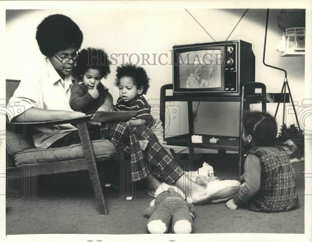 1974 Press Photo Ella Baccouche reads to children in her New York home - Historic Images