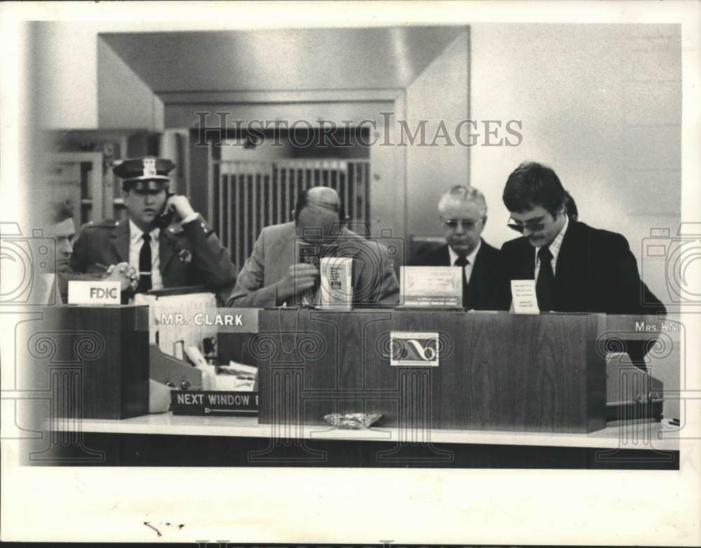 1974 Press Photo Police investigate after Loudonville, New York bank robbery - Historic Images