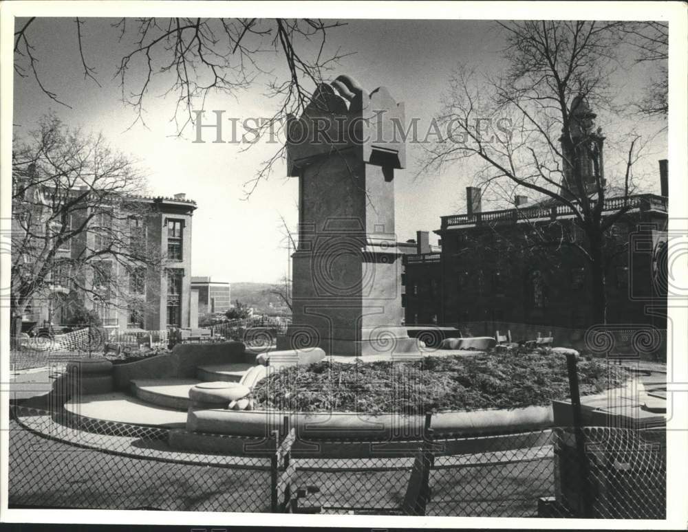 1991 Press Photo Statue being built in downtown Albany, New York park - Historic Images