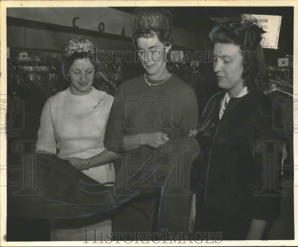 1963 Press Photo Ladies prepare to model dresses at event in Albany, New York - Historic Images
