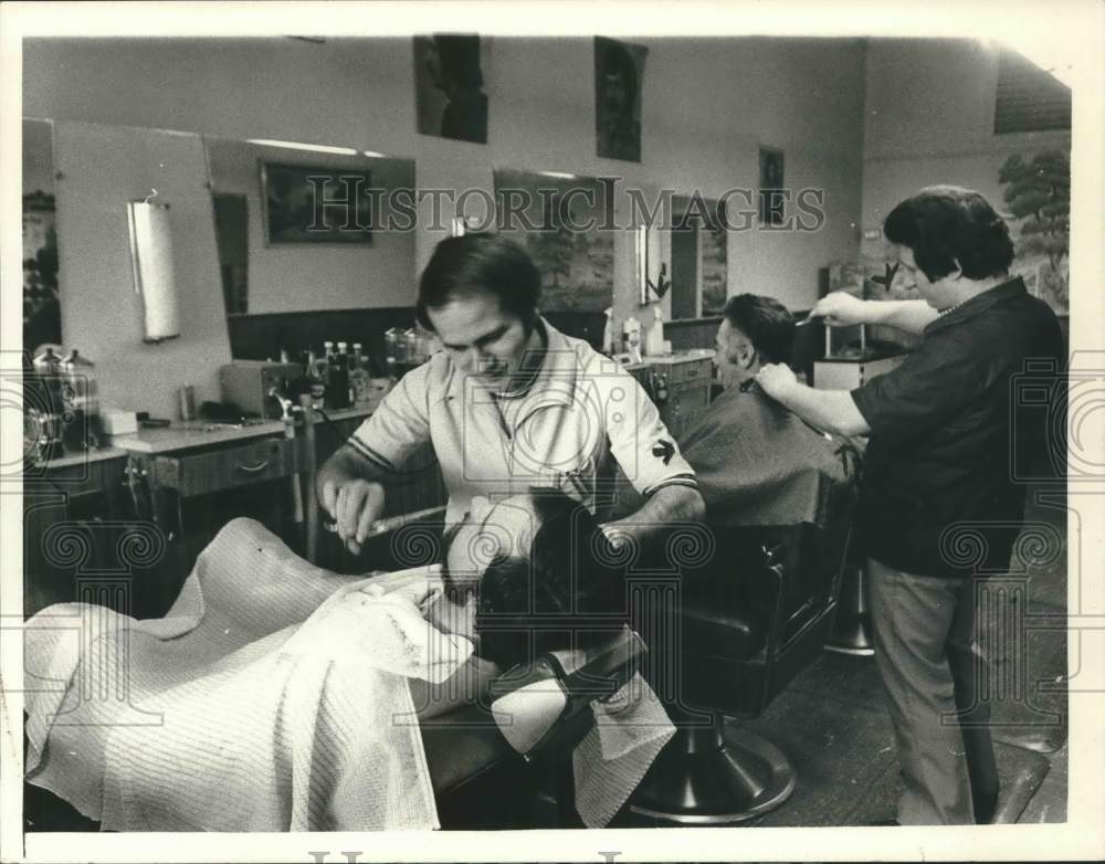 1977 Press Photo Men get hair cuts at New York barber shop - Historic Images