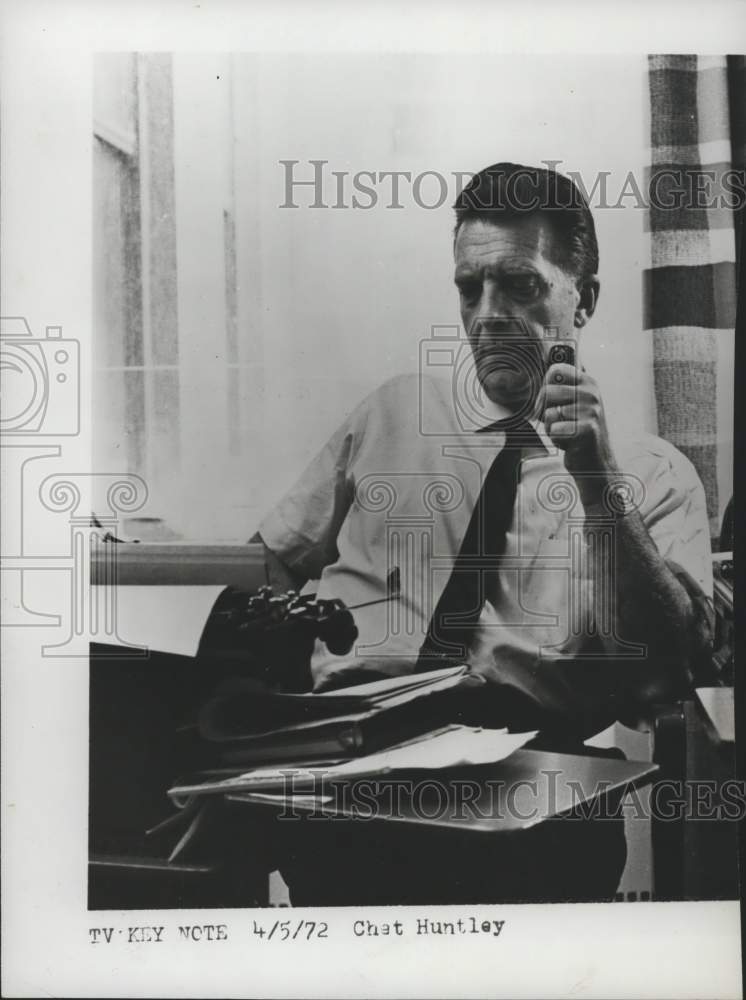 1972 Press Photo Newscaster Chet Huntley in his office - Historic Images