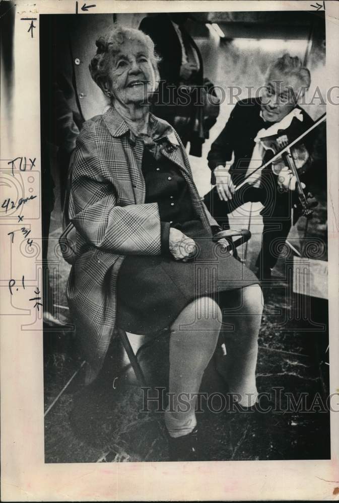 1976 Press Photo Grace Bashford listens to violinist Anthony Conti in New York - Historic Images