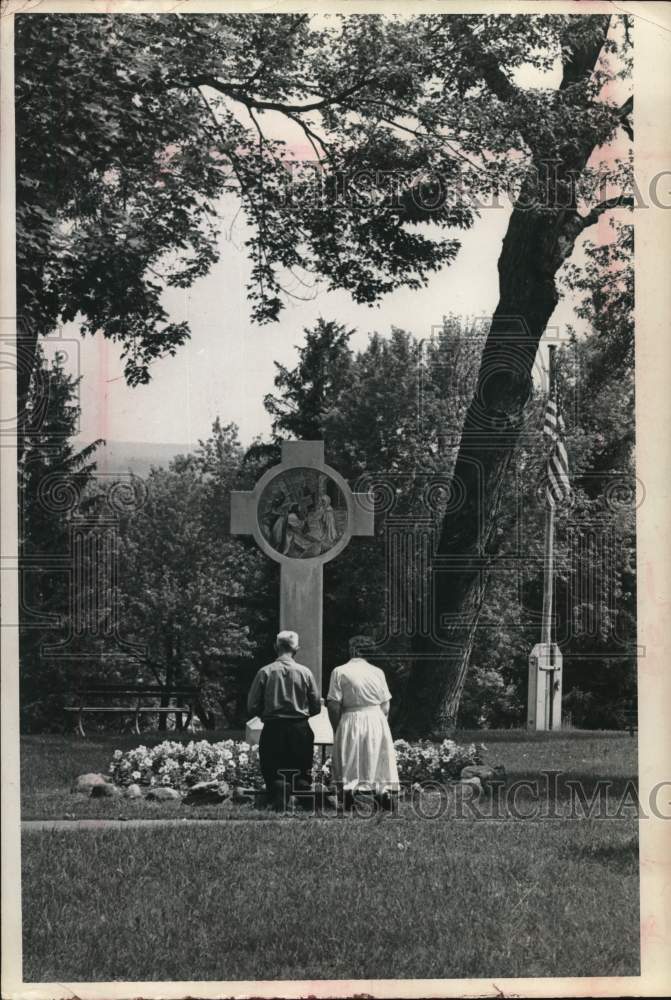 1968 Press Photo Visitors at Station of the Cross, Auriesville Shrine, New York - Historic Images