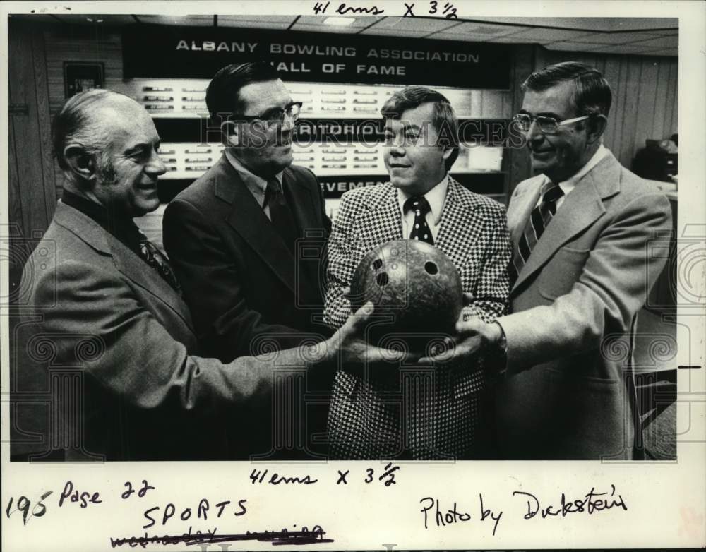 1978 Press Photo Albany Bowing Association officers pose at New York office - Historic Images