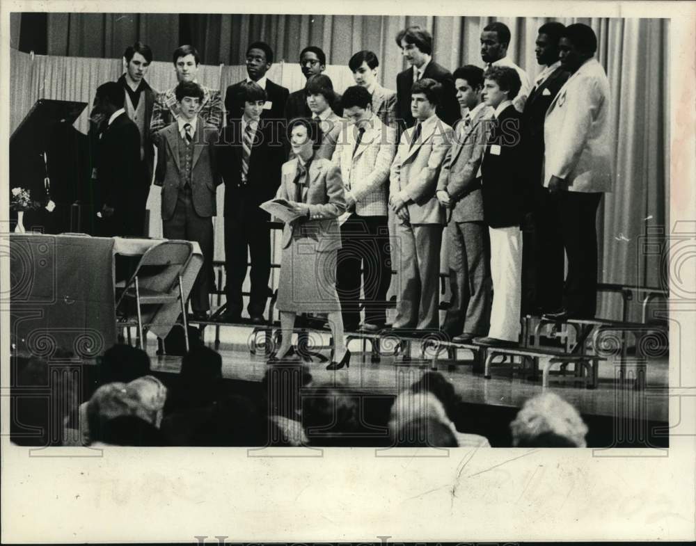 1981 Press Photo High school students sing at Temple Beth Emeth in Albany, NY - Historic Images