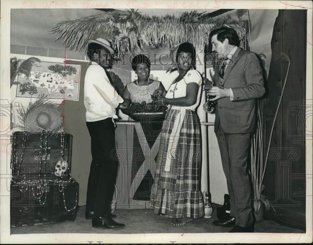 1971 Press Photo Group chats at International Center event in Albany, New York - Historic Images