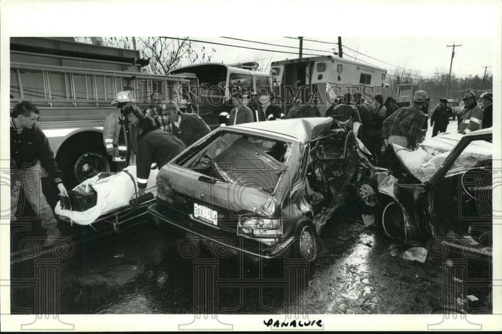 1992 Press Photo Multiple-injury auto accident in Rensselaer County, New York - Historic Images