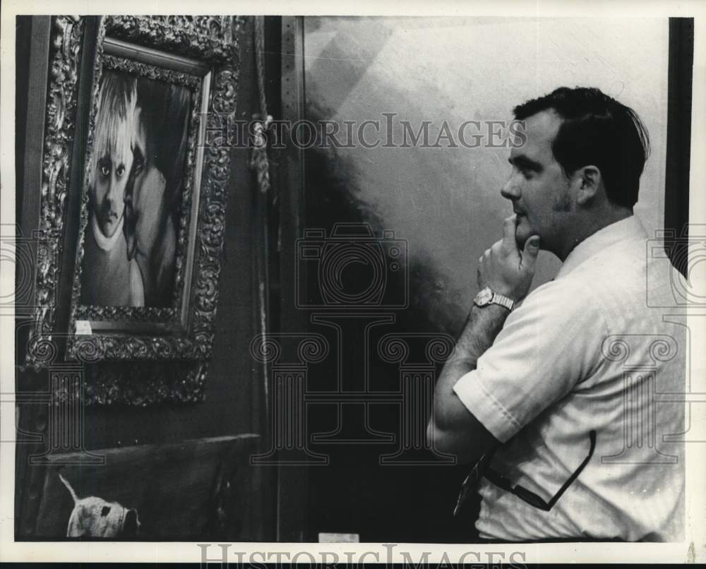 1972 Press Photo Man studies painting at art show in Albany, New York - Historic Images