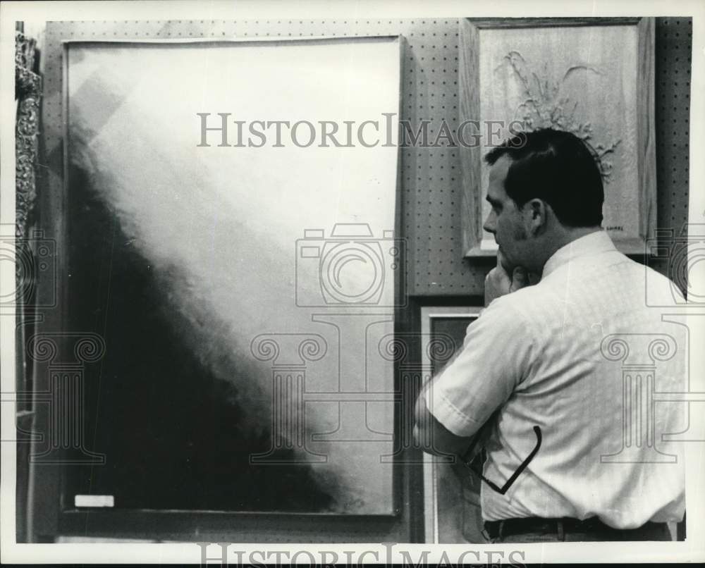 1972 Press Photo Man studies painting at art show in Albany, New York - Historic Images