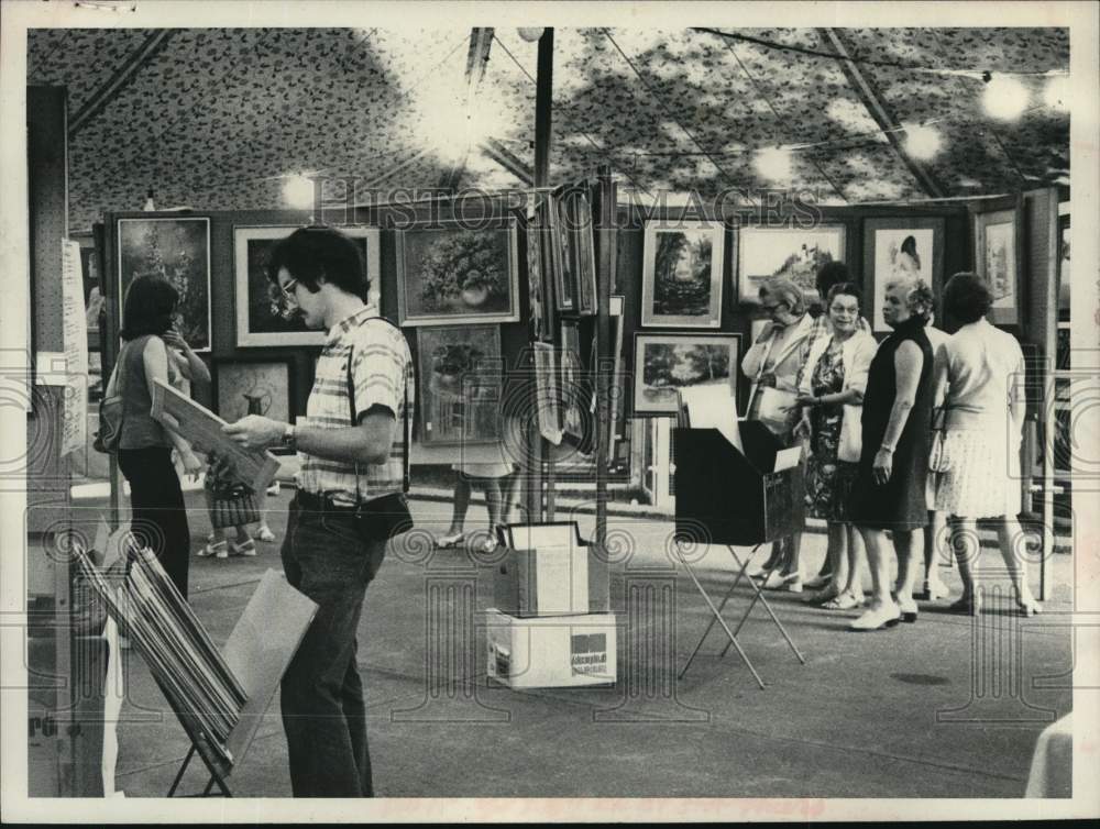 1974 Press Photo Albany Artists Group holds tent show in New York - Historic Images