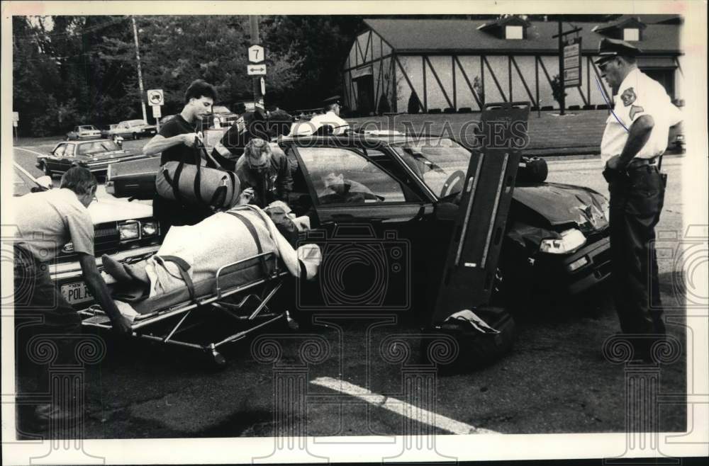 1988 Press Photo Rescuers assist auto accident victim in Colonie, New York - Historic Images