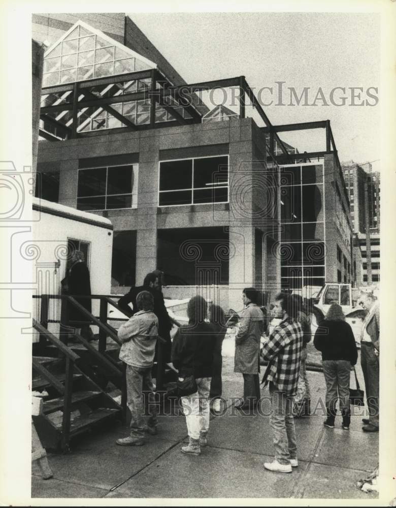 1990 Press Photo People line up for tickets to Bill Cosby show, Albany, New York - Historic Images