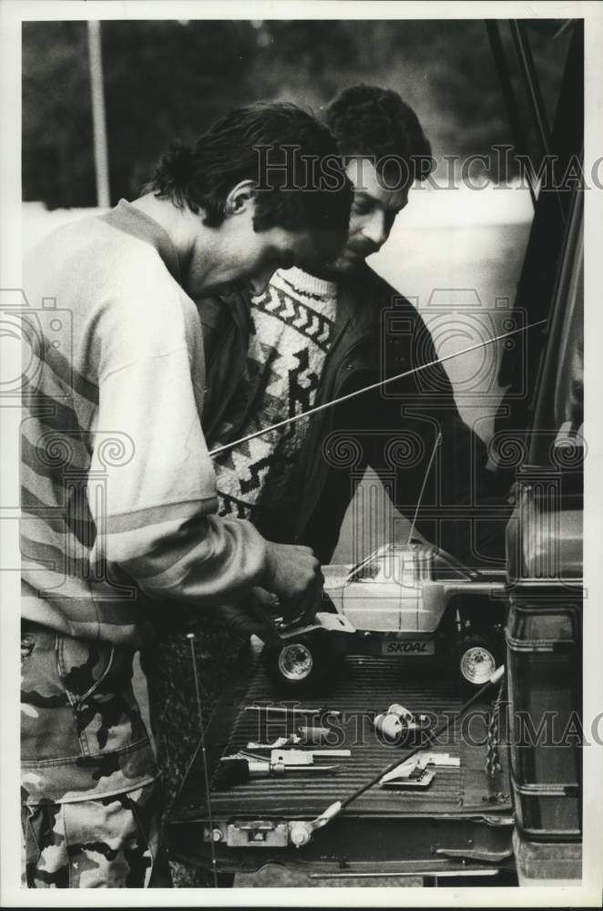 1991 Press Photo Steve Poutre & Rich Merer with radio controlled car in New York - Historic Images