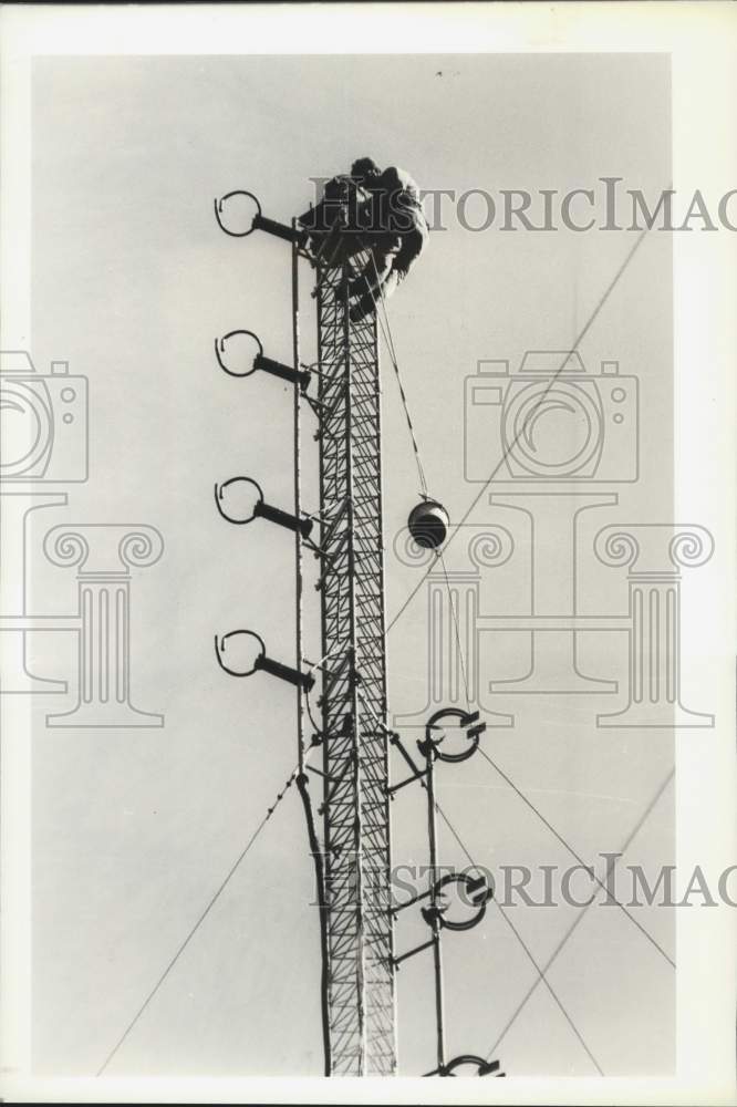 1989 Press Photo Jim Meisinger at top of WHRL radio tower in New York - Historic Images