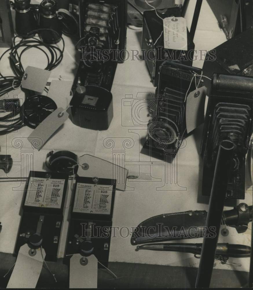 1942 Press Photo Items recovered during police raids exhibited in New York - Historic Images