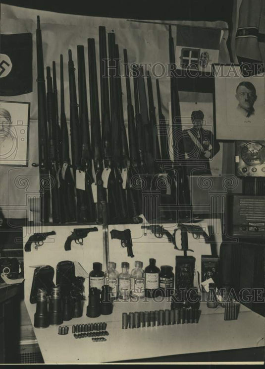 1943 Press Photo Guns, ammo & Nazi items recovered during raid in New York - Historic Images