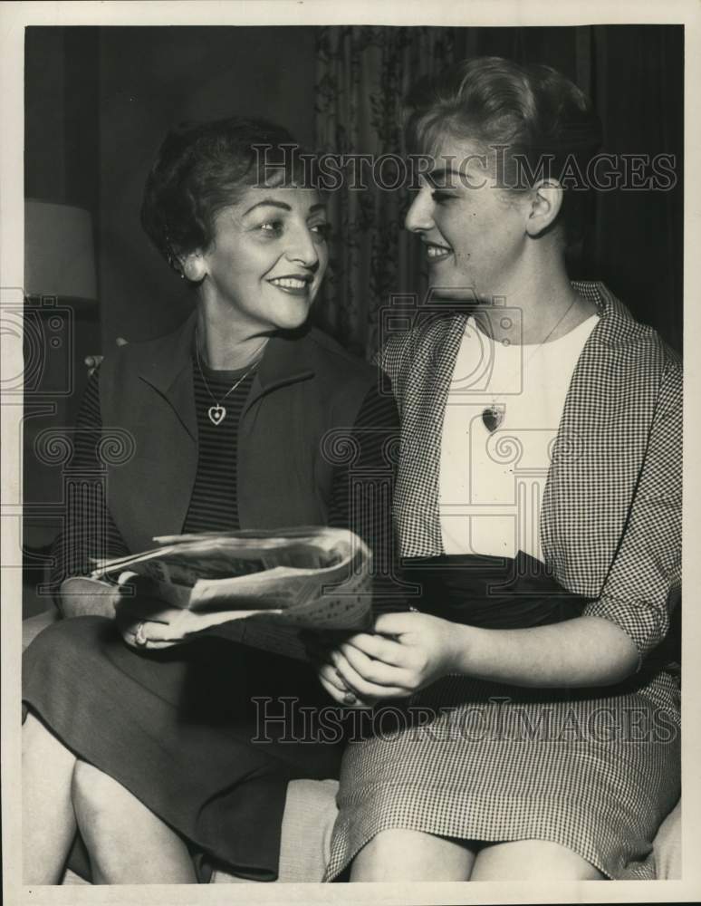 1960 Press Photo Evelyn &amp; Iris Herman chat over newspaper in New York - Historic Images