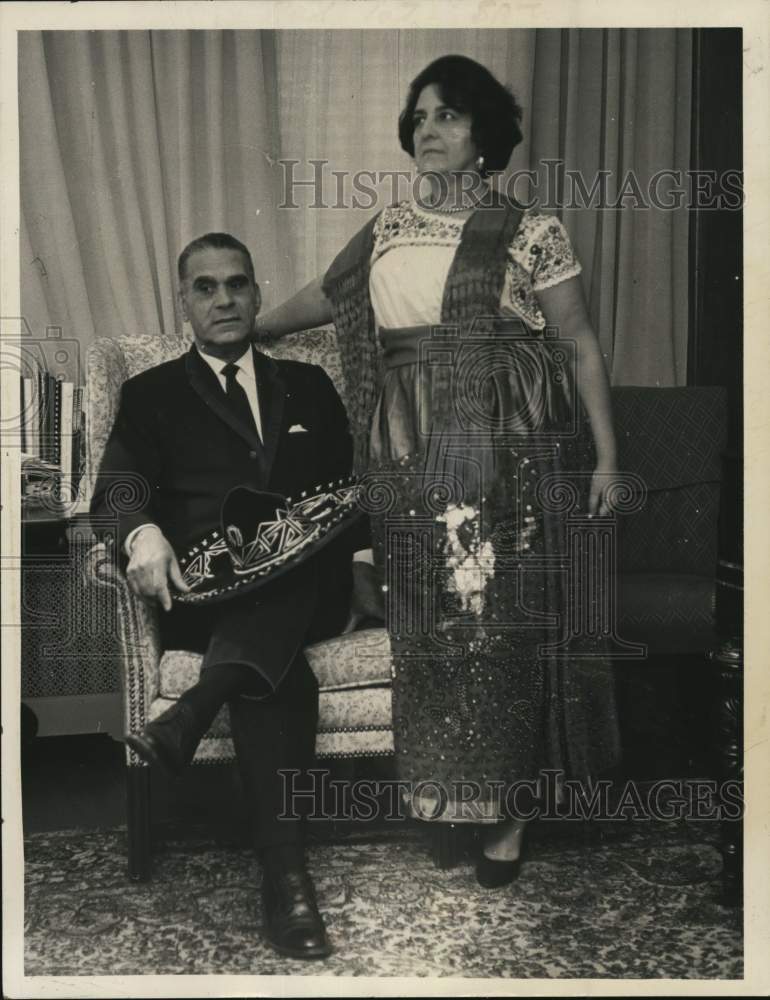 1965 Press Photo Mr. & Mrs. William Lassiter in their New York home - Historic Images