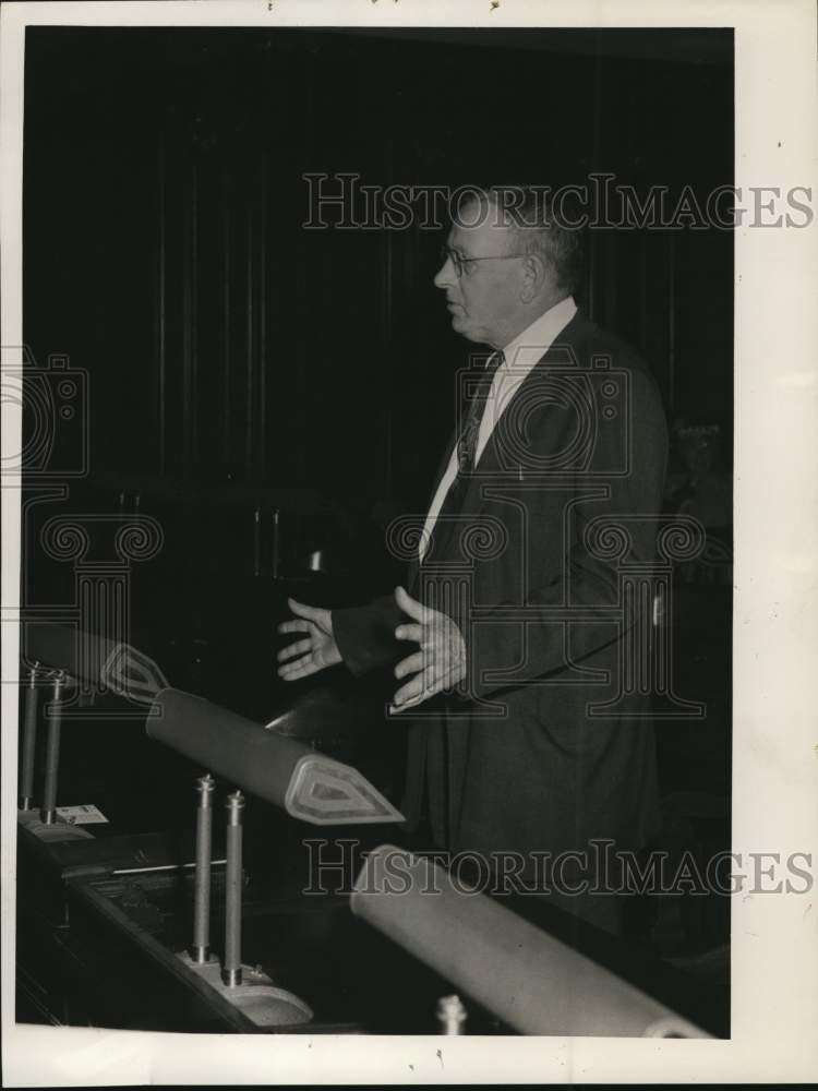 1958 Press Photo Parker Krouse speans in New York - Historic Images