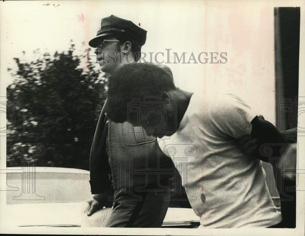1974 Press Photo Patrolman Steve Heider with suspect Donald Knuckles in New York - Historic Images