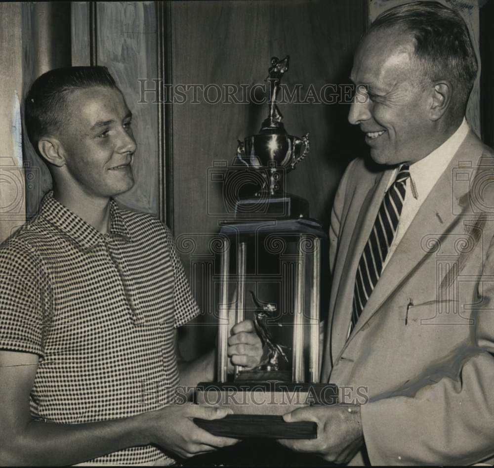 1958 Press Photo Albany, NY Mayor presents city golf tournament trophy to winner - Historic Images