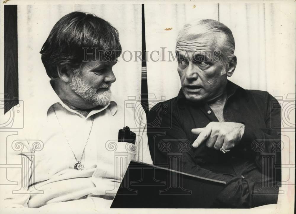 1978 Press Photo Bill Larkin chats with Ted Knight in New York - Historic Images